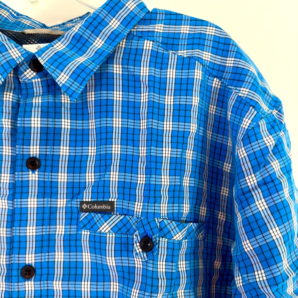 Columbia XLarge Short sleeve blue button down Shirt outdoors
